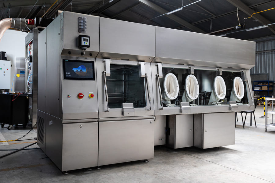 Robotic Line for Aseptic Distribution in Vials and Syringes Under Isolator