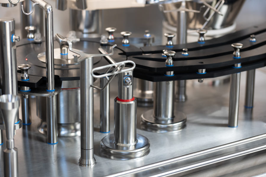 ligne-remplissage-1 Sterile Robotic Filling Machine for the Pharmaceutical Industry