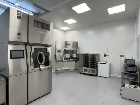 salle-blanche-controle-aseptique-480×360 Customised Pharmaceutical Packaging Line by EREA Pharma